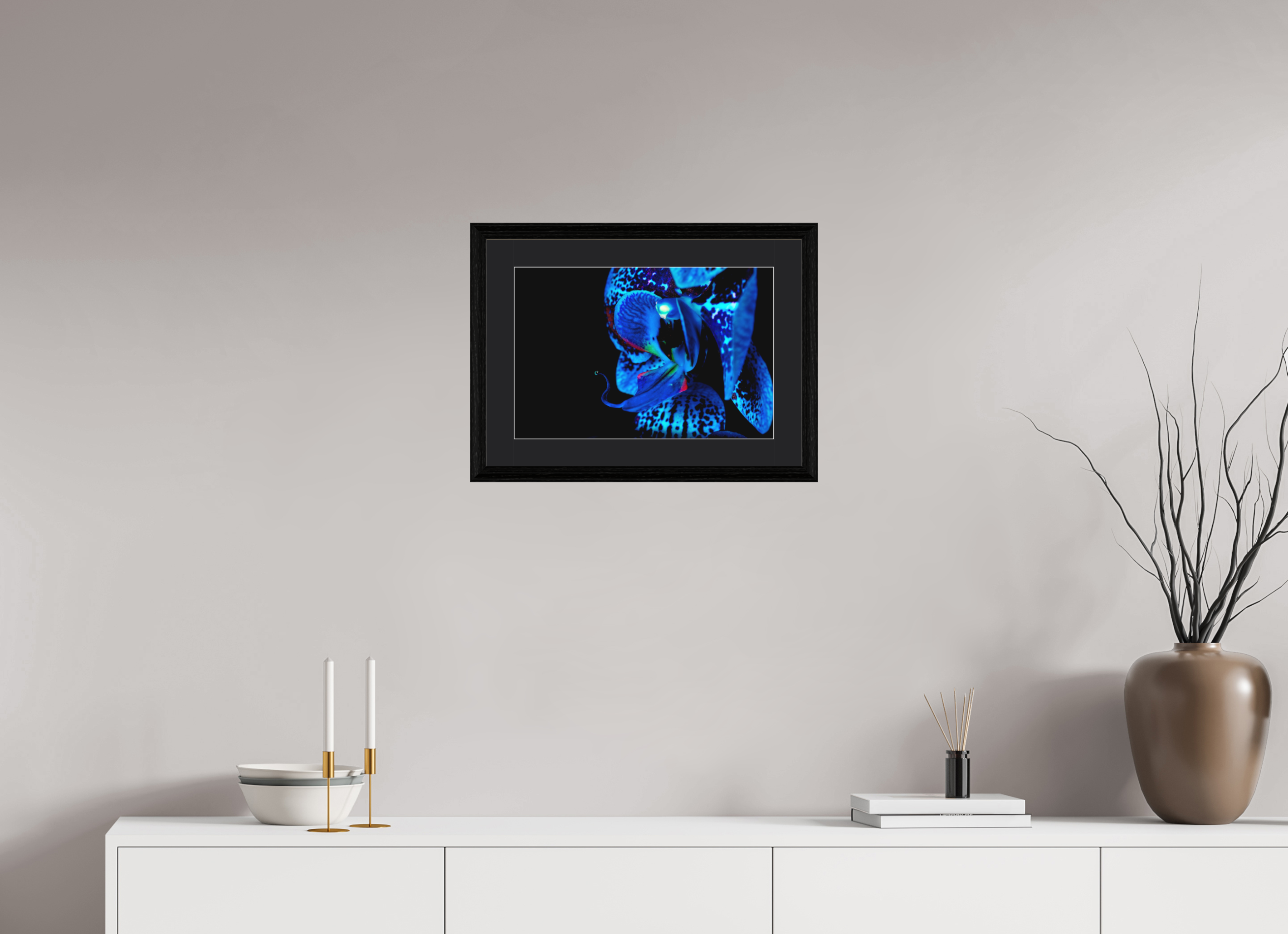 45 x 30 cm, Foto im schwarzen Eichen Rahmen, 27mm, Museumsglas, Passepartout schwarz Indigo Ammer Flower